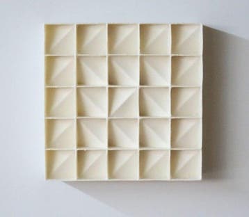 Hans Meeuwsen - Reliëf, 2026 - 49 minimalistisch porseleinen, Antiek en Kunst