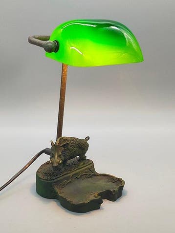 Antike Schreibtischlampe MENE – Bronze-Keiler Figur & Grüner