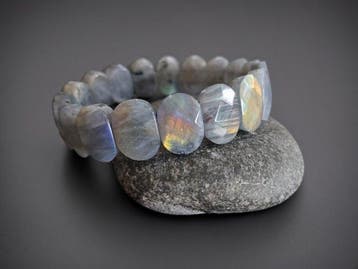 Armband van labradoriet. Veelkleurige lichtflits.