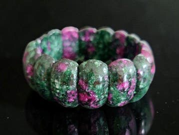Armband van natuurlijke robijn-zoïsite. Grote cabochons XXL.