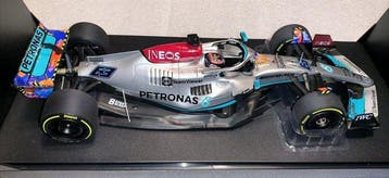 Minichamps 1:18 - Modelauto - MERCEDES -AMG PETRONAS FORMULA, Nieuw