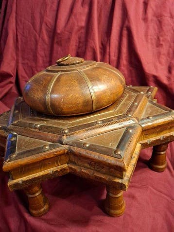 Lage tafel en tabaks-pot - Messing, Hout - India - 19e - 20e