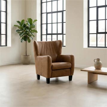 Leren fauteuil Hug - Kenia Brown (bruin) - Poten hout zwart, Nieuw, Ophalen of Verzenden, 75 tot 100 cm, Eigentijds, Klassiek, Retro, Romantisch