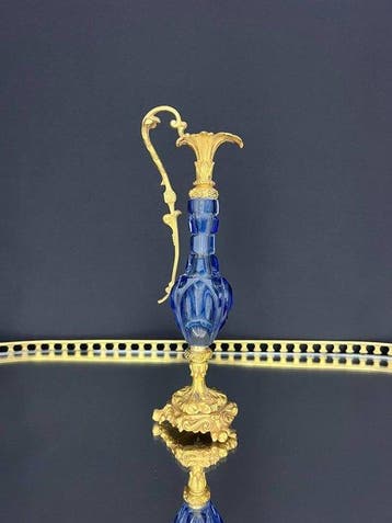 Kan - Kristal, Brons - Een waterkan van blauw kristal.