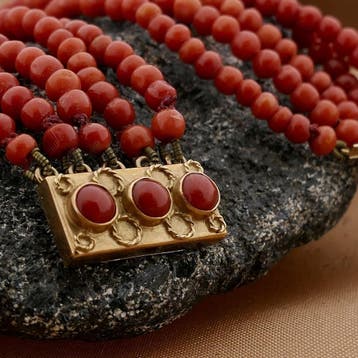 Antieke bloedkoraal kralen armband met gouden slot., Gebruikt, Ophalen of Verzenden, Met edelsteen, Goud