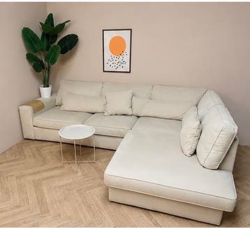 Luxe beige hoekbank  zacht suede/velvet leveing mogekijk, Verzenden, Nieuw