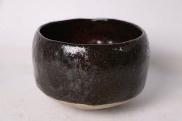 Zwarte Raku-theeschaal — Een vulkanisch meesterwerk van de
