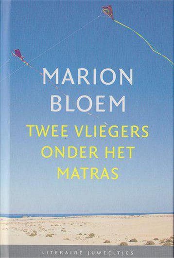 Twee vliegers onder het matras / Literaire Juweeltjes, Verzenden, Zo goed als nieuw, Marion Bloem