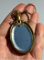 Gotische en zeldzame fles Souvenir de Paris – Chatelaine