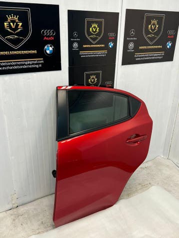 Mazda 2 bj.2016 portier 4-deurs links achter deur kleur rood, Auto-onderdelen, Gebruikt, Links, Mazda, Deur
