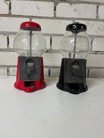 Set van 2 vintage kauwgomballenautomaten – rood & zwart –