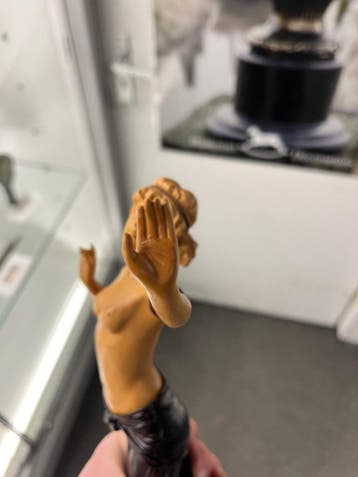 EEN BRONZEN HOUTEN SCULPTUUR VAN EEN JONGE VROUW (Interieur), Verzenden, Nieuw