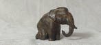 Pierre Chenet (XX-XXI) - sculptuur, LElephant se reposant -