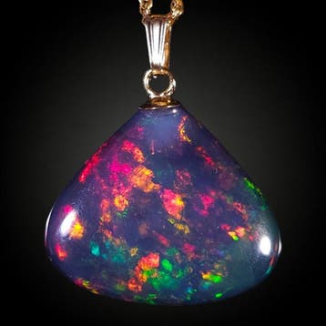 Zeldzame 9,55 ct opaal met levendig rood vuur gezet in een