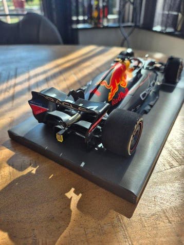 Minichamps 1:18 - Model raceauto - Red Bull Racing RB18 -, Hobby en Vrije tijd, Modelauto's | 1:5 tot 1:12, Nieuw