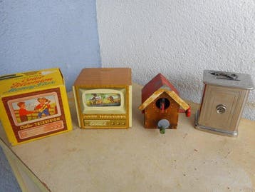 Spaarpot (3) - Metaal + Hout - Drie oude spaarpotten