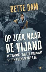 Op zoek naar de vijand | 9789403144207 | Bette Dam, Boeken, Zo goed als nieuw, Bette Dam