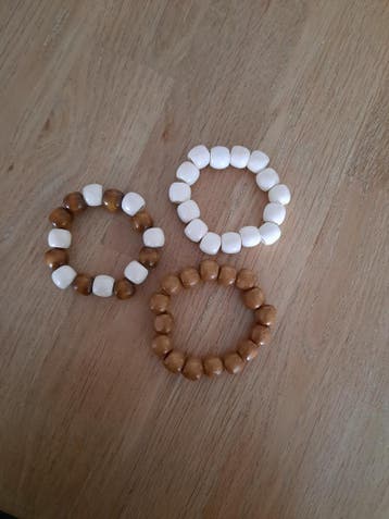 Set van 3 houten kralen armbanden., Ophalen of Verzenden, Nieuw, Overige kleuren, Hout