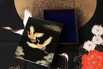 Japanse zwarte lak Maki-e doos met vliegende kraanvogels en