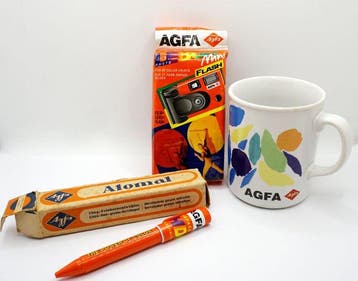 Agfa a set of items: camera, mug, pen, atomal Analoge camera, Nieuw
