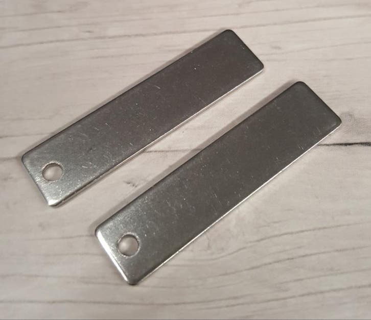 RVS bedel om tekst op te graveren of stansen 9 x 37 x 1mm..., Hobby en Vrije tijd, Kralen en Sieraden maken, Bedel, Nieuw, Ophalen of Verzenden