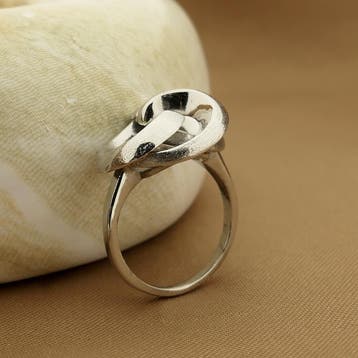 Witgouden ring; geknoopt, Gebruikt, Ophalen of Verzenden, Kleiner dan 17, Dame