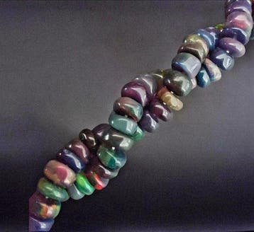 Zonder voorbehoud. Armband met zwarte, multikleurige opaal
