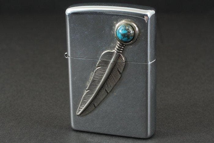 Zippo - Feather & Turquoise Emblem - Zakaansteker - metaal, Verzamelen, Rookartikelen, Aanstekers en Luciferdoosjes