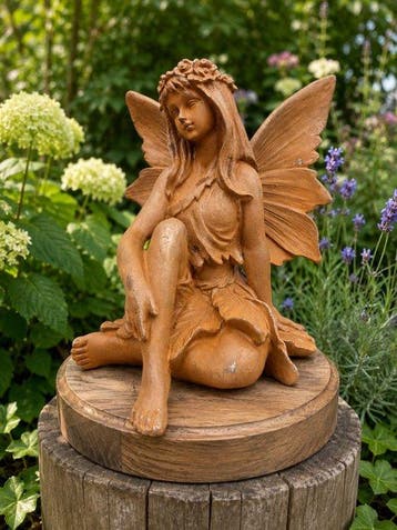 Beeld, metal statue of a sitting fairy - 23 cm - Gietijzer
