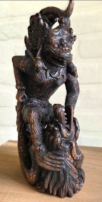 Balinees houten beeld – mythologische figuur met draak -