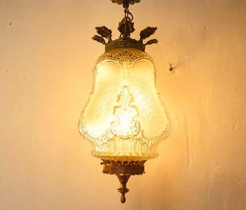 Lamp - Oude hangende lamp van brons met geblazen glazen kap