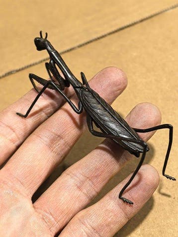 Bronze Mantis tea ceremony ornament – signed Annnosuke -, Antiek en Kunst