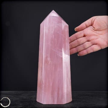 Natuurlijk rozenkwarts obelisk – Zachte harmonie in edele
