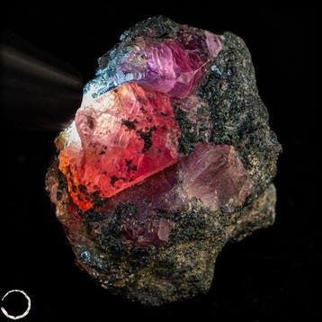 Natuurlijke padparadscha-saffierkristal op matrix –