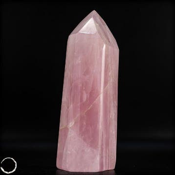 Prachtige rozenkwarts-obelisk – Symbool van liefde en