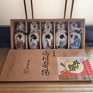 Vintage Japans Geisha (Ukiyo-e) Sake-set - 5 tokkuri & 5