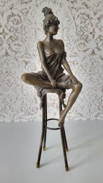 Pierre Collinet - Beeld, Bronzen dame op kruk - 29 cm -