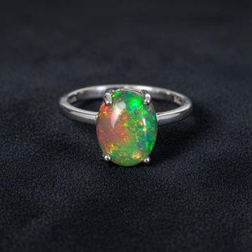 Welo-opaal uit Ethiopië. Prachtige, intense kleuren. Ring