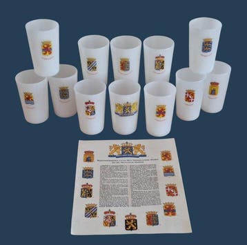 Drinkglas (12) - Milky Glass - Wapen van Nederland, Antiek en Kunst