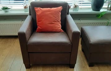 Leren fauteuil met houten poten - met hocker - bruin leer, Ophalen of Verzenden, Nieuw, Leer
