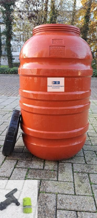220 liter vat met draaideksel, Tuin en Terras, Regentonnen, 150 liter of meer, Met kraantje, Gebruikt, Kunststof, Ophalen