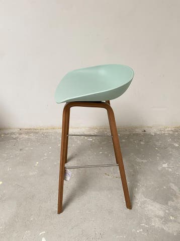 HAY Aas32 Barkruk 75cm Gelakt Walnoot Onderstel Pastel Green, Huis en Inrichting, Barkrukken, Ophalen of Verzenden, Zo goed als nieuw