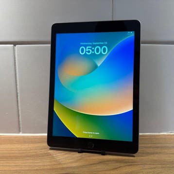 Apple iPad (5th Generation) 128GB Wifi - Mobiele telefoon, Spelcomputers en Games, Nieuw