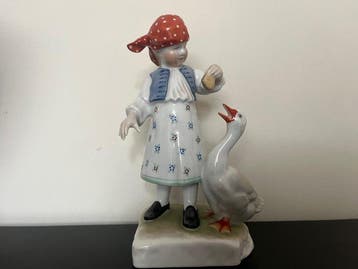 Herend - Beeldje - Girl feeding a goose - Porselein