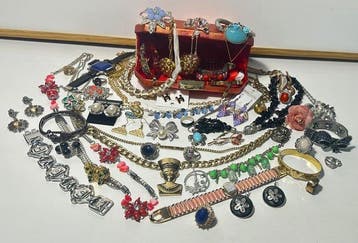 Themacollectie - Een grote collectie armbanden en - anillos, Antiek en Kunst, Antiek | Speelgoed