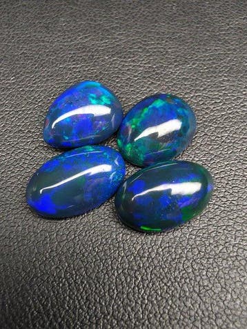 11cts Zwarte Opaal Cabochon- 2.2 g - (4)