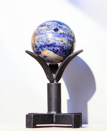 Luxueuze natuurlijke blauwe sodalietbol 110 mm – Diepblauwe