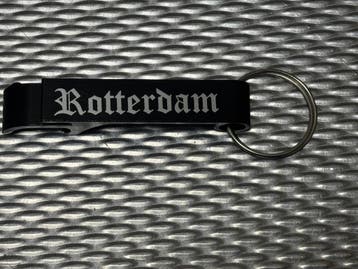 FLESOPENER MET LASERGRAVURE IN DIVERSE KLEUREN, Verzamelen, Verzenden, Nieuw
