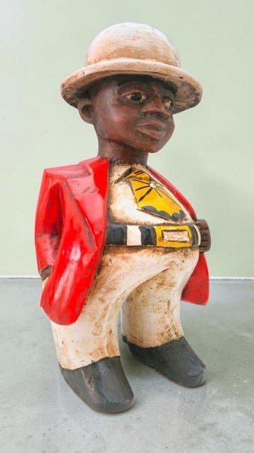 Beeld, Afrikaanse Man met Helm en Rode Jas - Handmade - 40