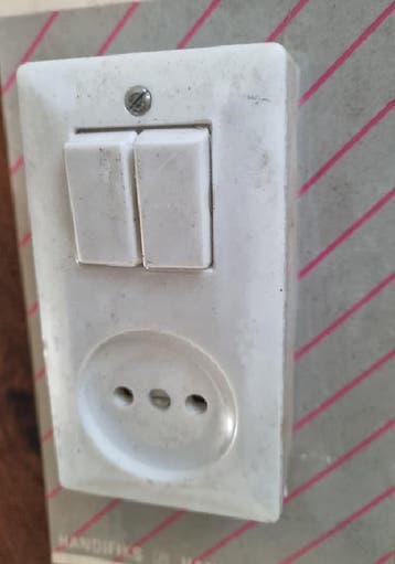 Partij van 14 stuks opbouw serieschakelaar met wandcontac..., Verzenden, Nieuw